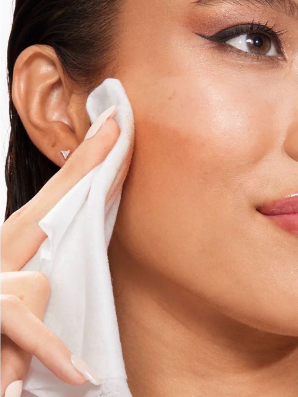 2pc. Brightening Cleansing Wipes - Picture 2 of 2